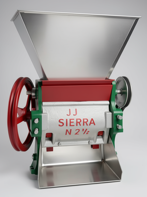 Despulpadora de café JJ Sierra No. 2½ con volante rojo y tolva de acero inoxidable, foto de estudio
