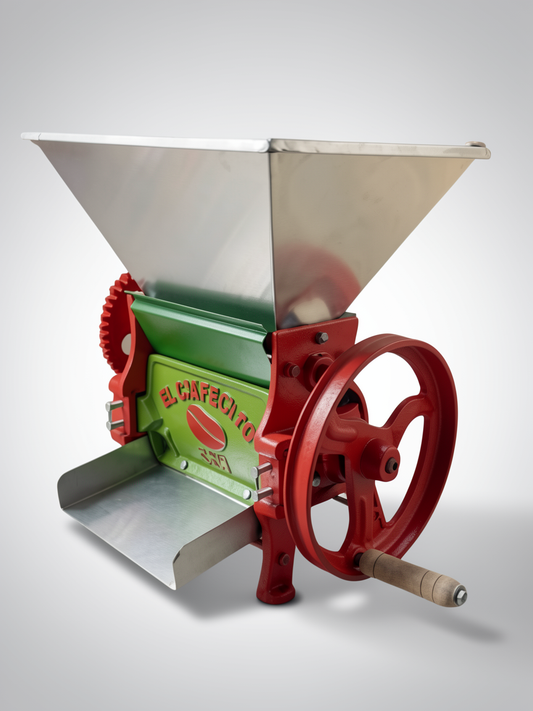 Despulpadora de café manual de 2 chorros con volante rojo y tolva de acero inoxidable, foto de estudio